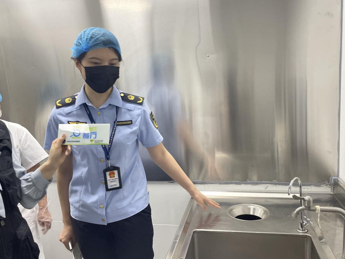 专间操作台设置不合理，后厨表示该垃圾桶未予使用。