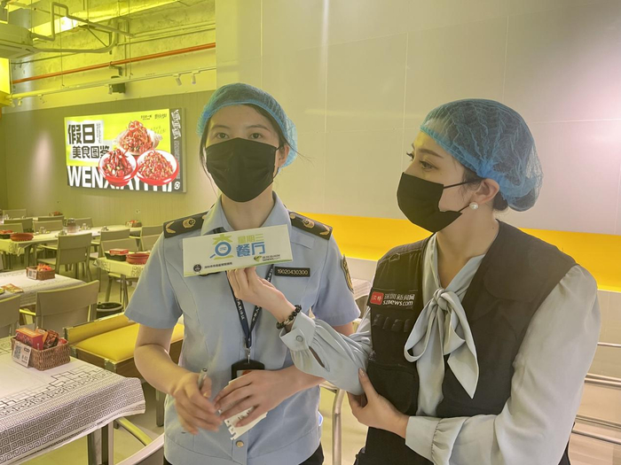 深圳市市场监管局南山监管局执法人员张鸿宇总结今日行动。