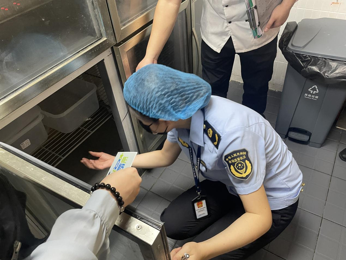 烧烤区冰箱未使用，但内部积水较多。