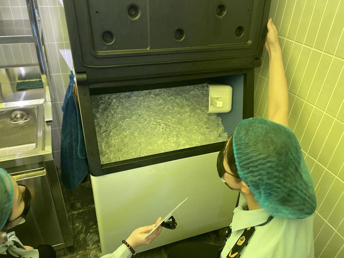执法人员检查自制饮品区的制冰机。
