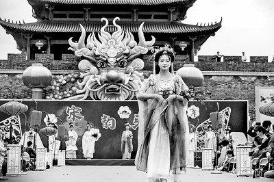 严州古城的城门前，演员身着传统服饰参加宋韵服饰展示活动。新华社发