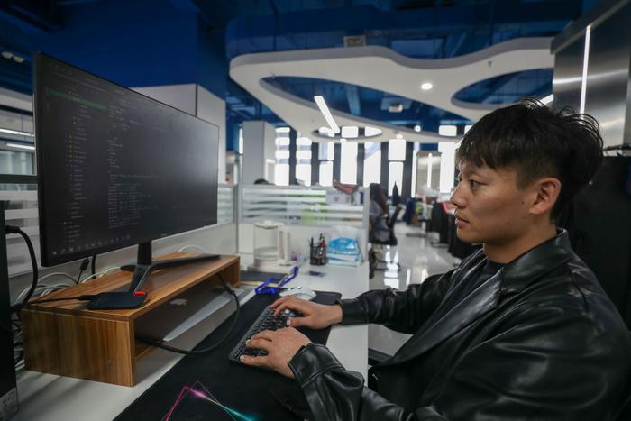 2024年4月18日，在哈尔滨工业大学人工智能研究院有限公司，科研人员在进行数据编程。新华社记者 张涛 摄