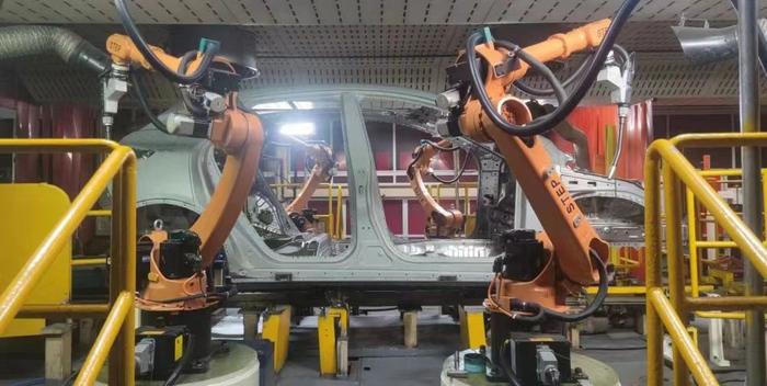 “全长三角造”机器人应用在吉利临海基地白车身焊装产线。（受访者供图）