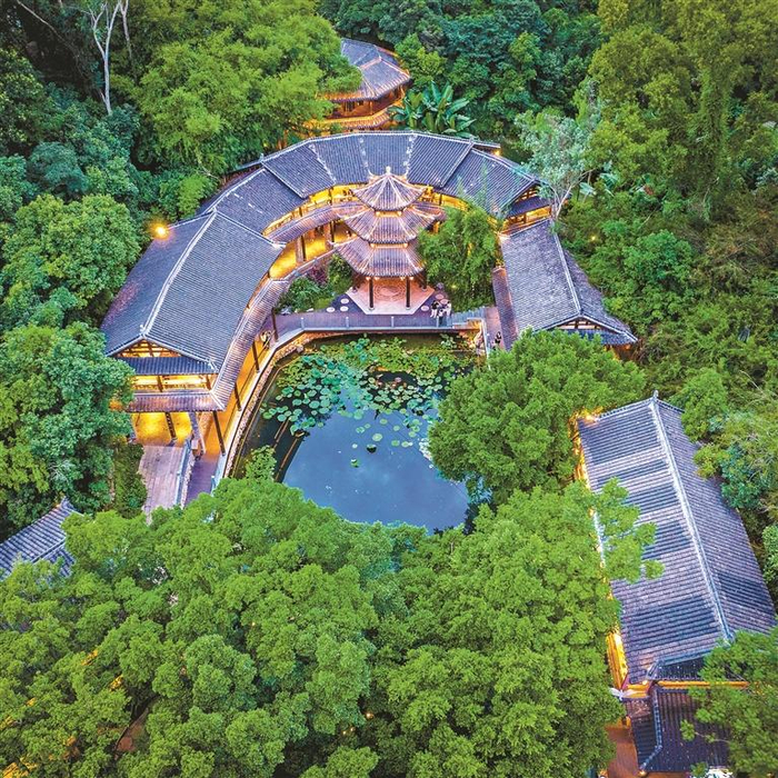 位于龙岗的甘坑新镇以甘坑古镇及二十四史书院为核心区，2023年接待游客量超650万人次，成为深圳东部的一张文旅名片。