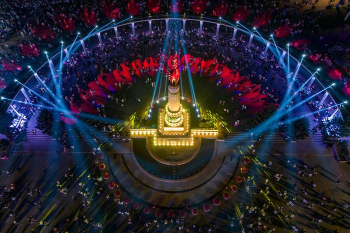 哈尔滨防洪胜利纪念塔广场的灯光秀。新华社记者 张涛 摄