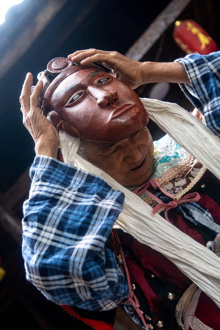 5月16日，陈永霞在穿戴阳戏面具。