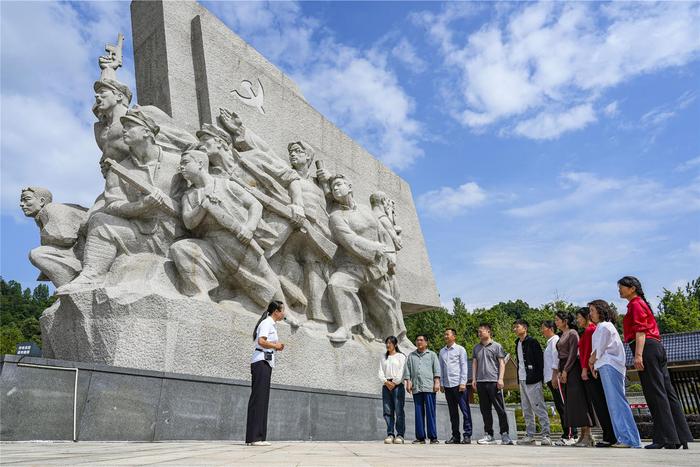 5月22日，在位于金寨县南溪镇丁埠村的立夏节起义陈列馆，讲解员周华（左一）在为参观者讲解。本报记者 范柏文 摄