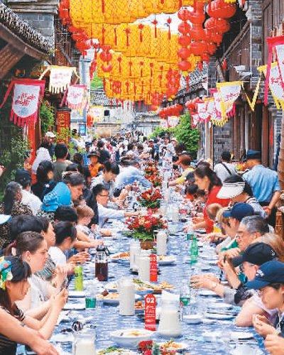 中外游客正在品尝前童古镇的特色“千桌宴”。胡学军摄