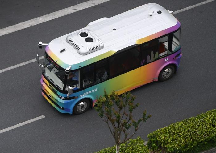 5月22日，自动驾驶接驳示范线巴士行驶在杭州市余杭区未来科技城的道路上。 新华社记者 黄宗治 摄