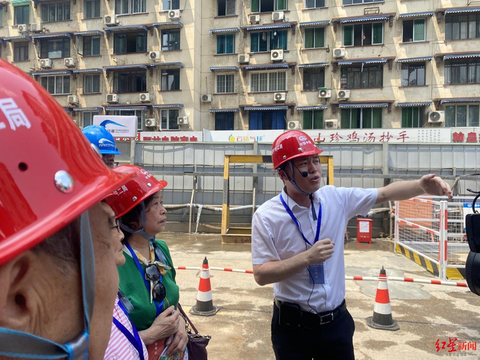 ▲市民代表走进地铁13号线施工现场