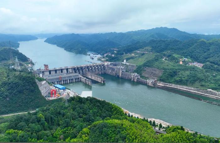 创新政企合作，沅陵县五强溪、凤滩等电厂坝前垃圾实现常态化清理。