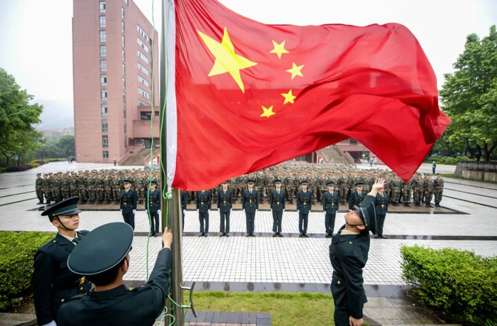 △军士生学院每月一日、重大节日或纪念日举行升国旗仪式