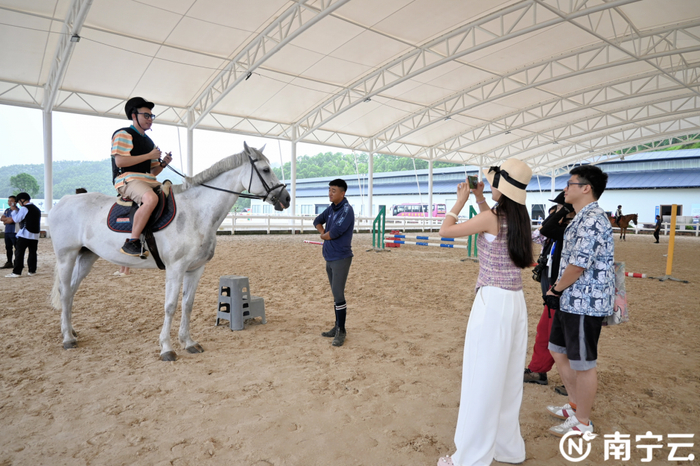 网络名人体验马术运动。记者 陈艳华 摄