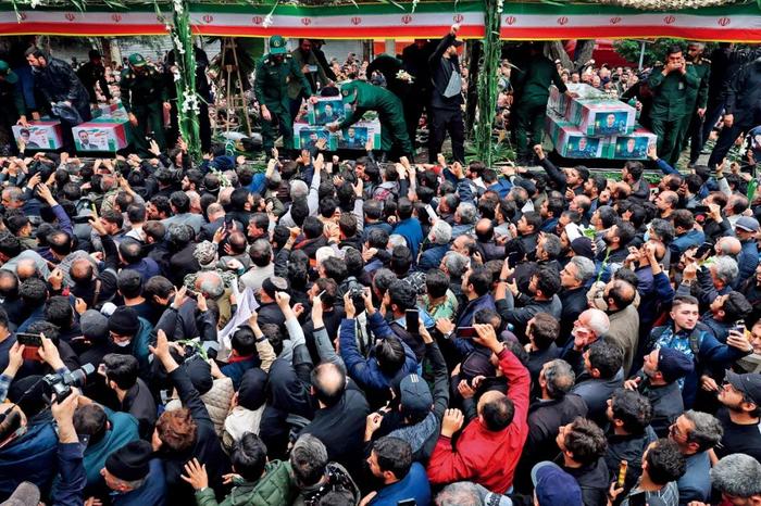 5月21日，伊朗东阿塞拜疆省，伊朗总统莱希等遇难者遗体告别仪式在大不里士市举行。本文图/视觉中国