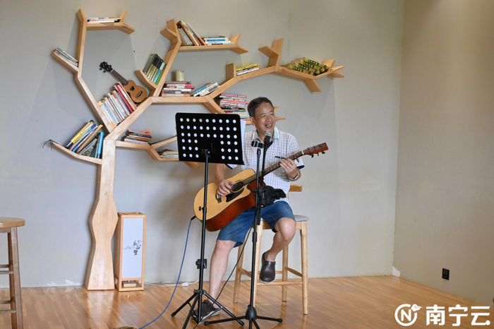 网络名人在特色民宿即兴演唱。记者 陈艳华 摄