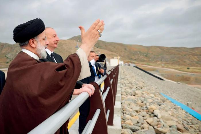 5月19日，伊朗和阿塞拜疆边境地区，伊朗总统莱希（左一）与阿塞拜疆总统阿利耶夫（左二）一起出席吉兹加拉西大坝落成仪式。