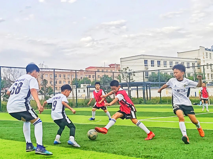 5月14日，安新县第二小学学生正在雏鹰足球场进行足球对抗赛。河北日报记者赵瑞雪摄