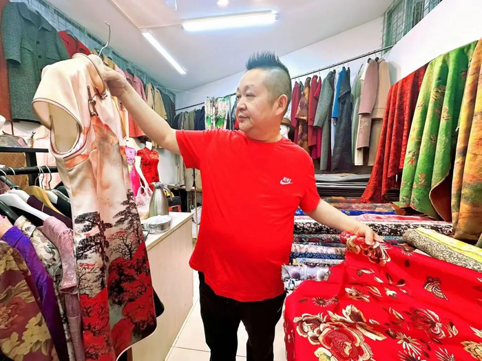 夏连胜在整理店铺