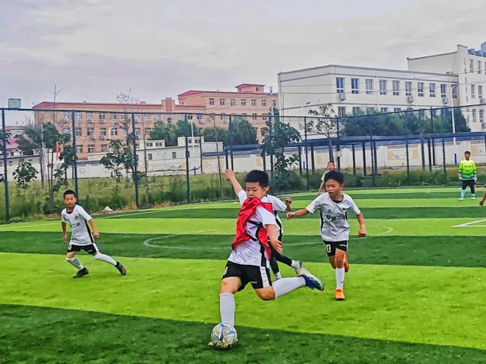 5月14日，安新县第二小学学生正在雏鹰足球场进行足球对抗赛。河北日报记者赵瑞雪摄