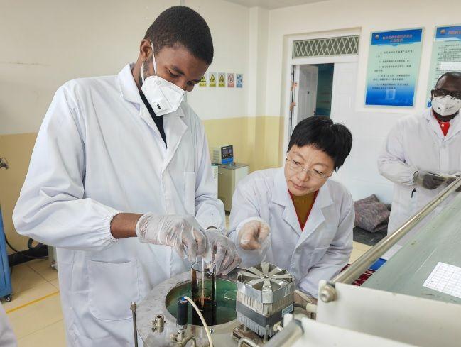 中国石油乍得公司员工韩丹（左一）在玉门油田总部开展石油原油相关实验。（王铭禹 摄）