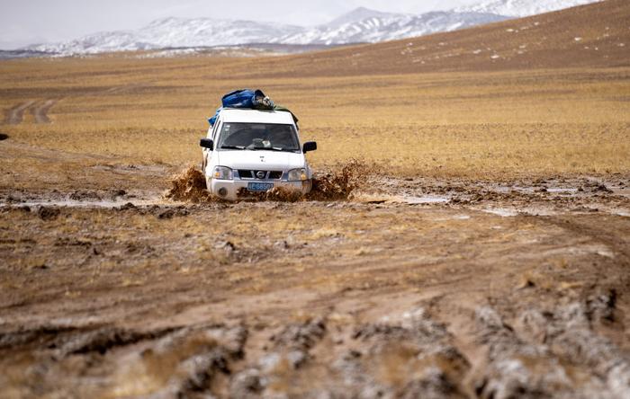   野生动物专业管护队员的车子在巡护路上穿越泥泞（5月10日摄）。新华社记者 姜帆 摄