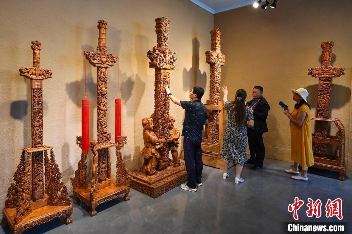 　　海外华文媒体代表走进芮城县理天木雕文化研究所。武俊杰 摄