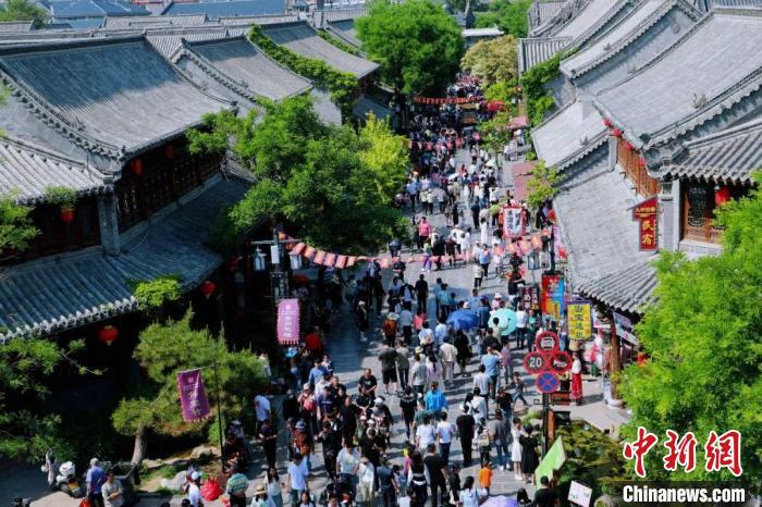 今年“五一”假期，潍坊青州古城引游人如织。青州市委宣传部供图