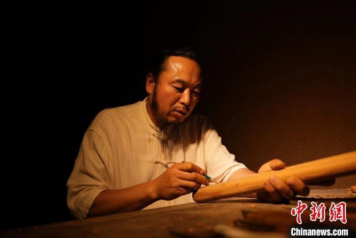 　　国家级非物质文化遗产项目“永乐桃木雕刻”代表性传承人李艳军。向上 摄