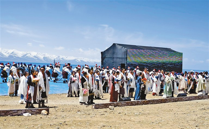 图为99对新人在湖边举行藏式婚礼。