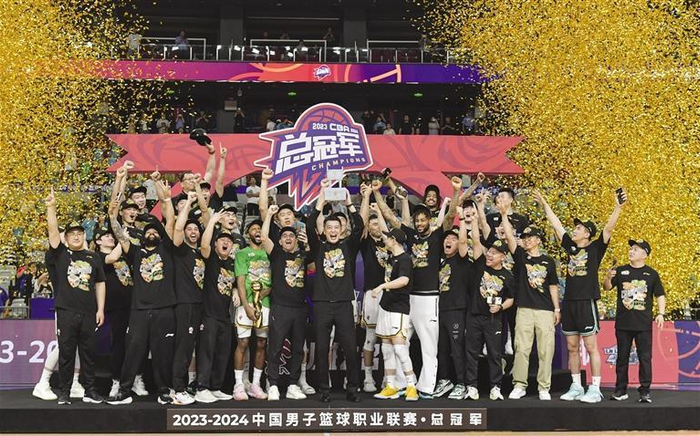     辽宁本钢队夺冠后在颁奖仪式上庆祝 新华社记者 王菲 摄