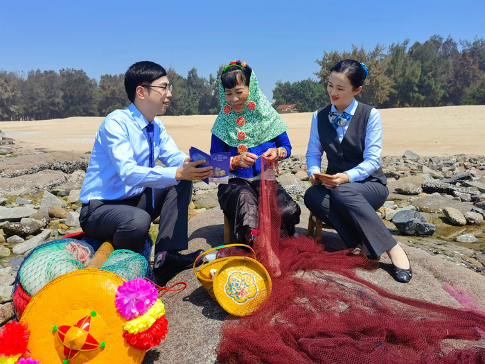 农行惠安支行工作人员（左一、右一）走访渔民，了解金融需求。柳华华/摄