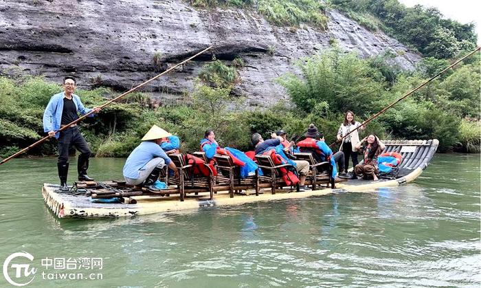 　台湾青年们亲身参与了竹筏的操控，学会了如何使用竹篙划水，控制竹筏的方向和速度。（中国台湾网记者 孙路路 摄）