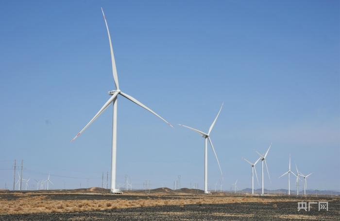 矗立在肃北县马鬃山镇黑戈壁上的风力发电机（央广网记者 李红军 摄）
