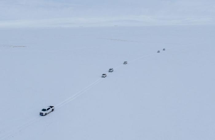   野生动物专业管护队员的车队在大雪中巡护（无人机照片，5月8日摄）。新华社记者 丁增尼达 摄