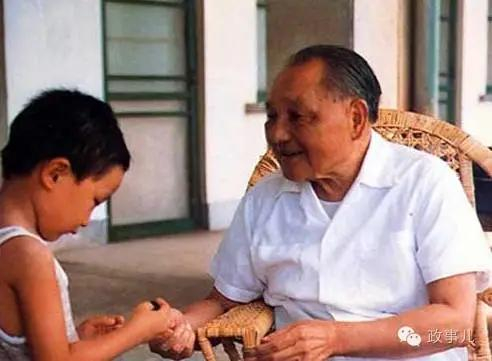 邓小平与邓卓棣在北戴河