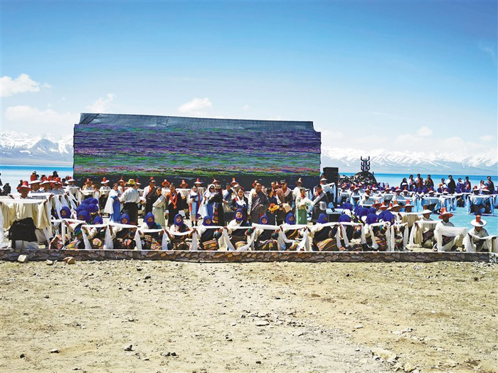 图为开湖仪式上文艺表演。