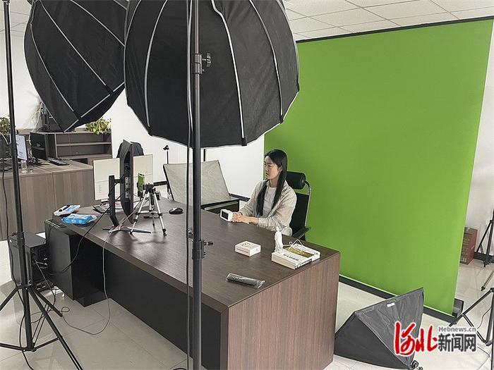 5月17日，河北抖快淘视电子商务有限公司的摄影棚内，工作人员正在调试数字人主播的合成设备。河北日报记者魏雨摄