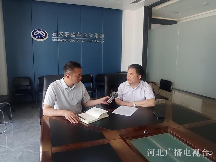 记者白雪峰采访专精特新小巨人特派团团长谭建波