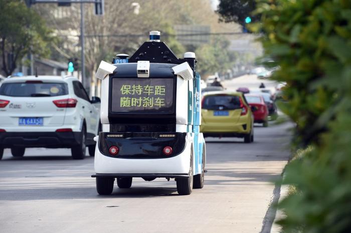 资料图片：2022年3月15日，一辆无人配送车在合肥高新区进行公开道路测试。 新华社记者 周牧 摄