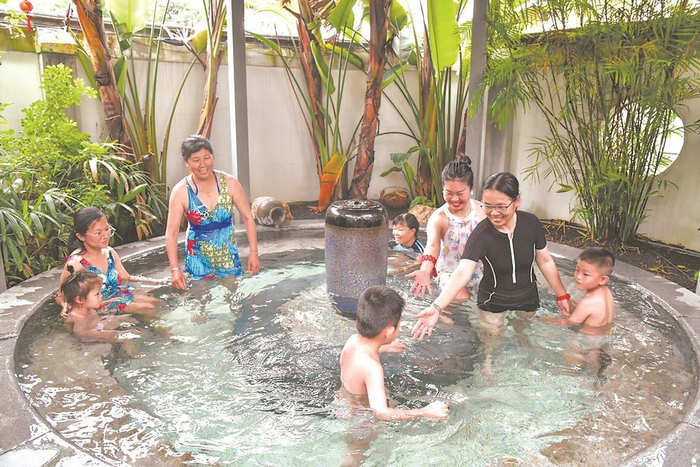     20日，游客在九八号民宿体验温泉。    夏海滨 摄