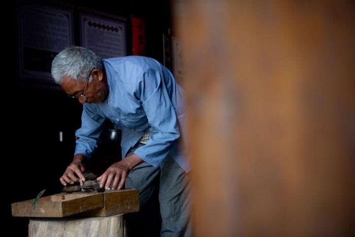 5月16日，陈永霞在整理阳戏面具的雕刻工具。