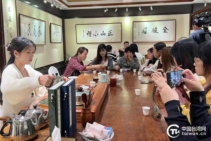 两岸青年一起围桌品茶并用镜头记录。（中国台湾网记者 孙路路 摄）