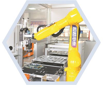 图为超越科技股份有限公司的主板组装机器人。