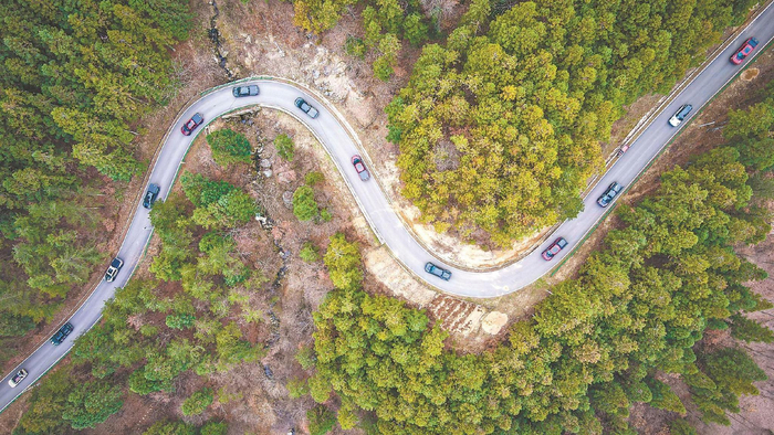 5月23日，汽车行驶在金寨县马丁公路上。本报记者 范柏文 摄