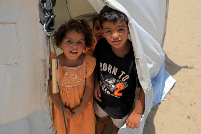 这是5月22日在加沙地带南部城市汗尤尼斯的一处难民营内拍摄的巴勒斯坦儿童。　新华社发（里泽克·阿卜杜勒贾瓦德摄）