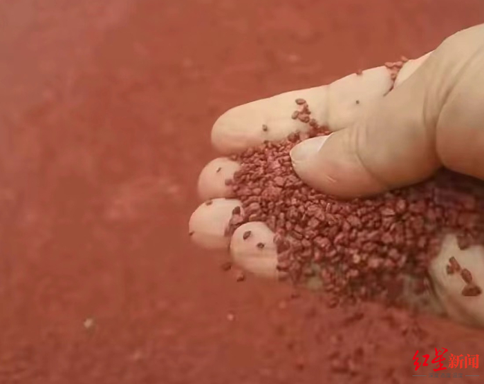 ▲疑似事故车主发布视频称，东联路防滑路面有大量脱落的颗粒。视频截图