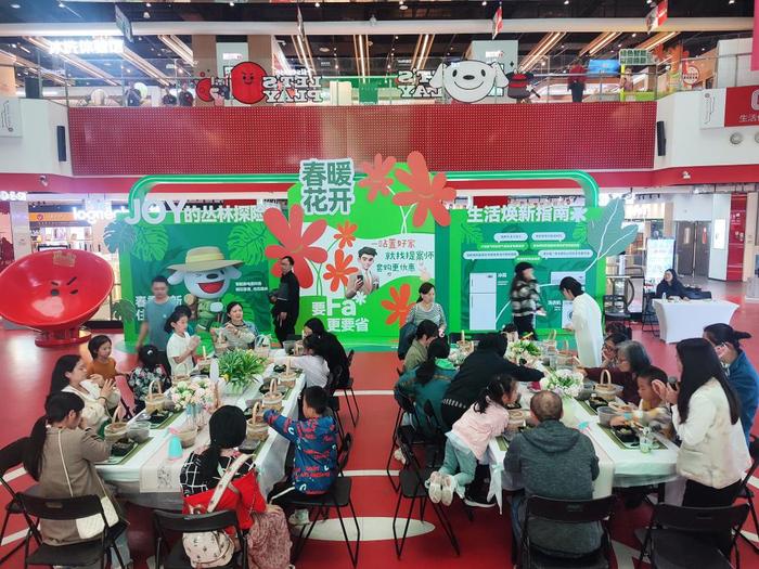 消费者在重庆京东电器超级体验店体验家电以旧换新系列活动。（詹红儿 摄）