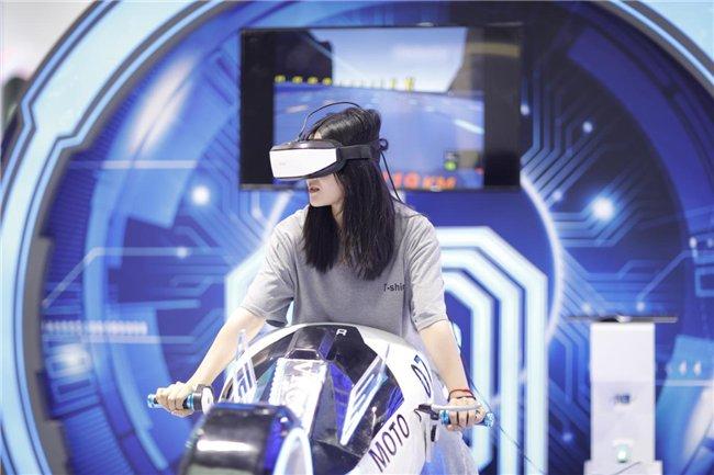 图为网龙亮出的VR摩托车竞速项目，是网龙“职教出海”打造的VR实训室设备之一