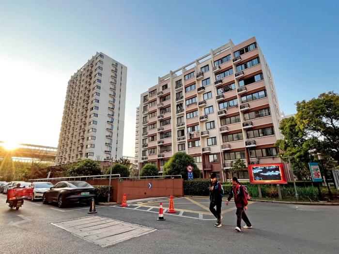上海彭浦新村街道彭三小区已经完成拆除重建，居民住进了新房。摄影/本刊记者 张馨予