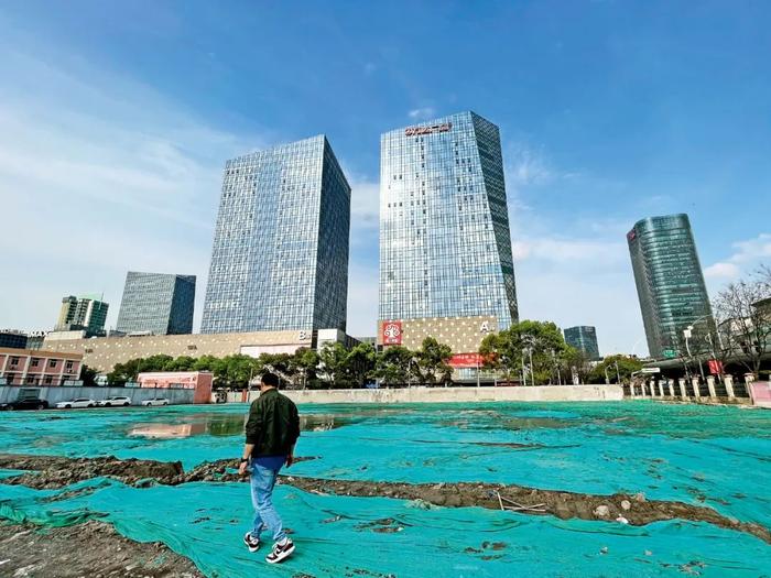 紧邻上海五角场商圈的东郸小区于2023年启动拆除重建。摄影/本刊记者 张馨予